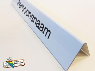 Baliebordjes uit kunststof omgevouwen in tentvorm met persoonsnaam.